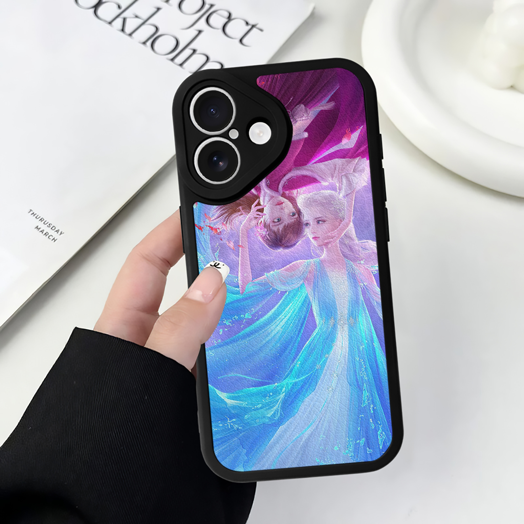 （画像用） アナと雪の女王 アンナ エルサ Frozen Anna Elsa 【iPhone 16シリーズ対応】シリコンスマホケース（レザー調） 材質：シリコン